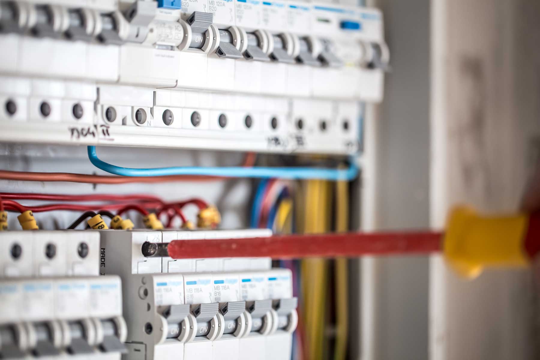 Elektroinstallation mit Leitungen und Sicherungskasten